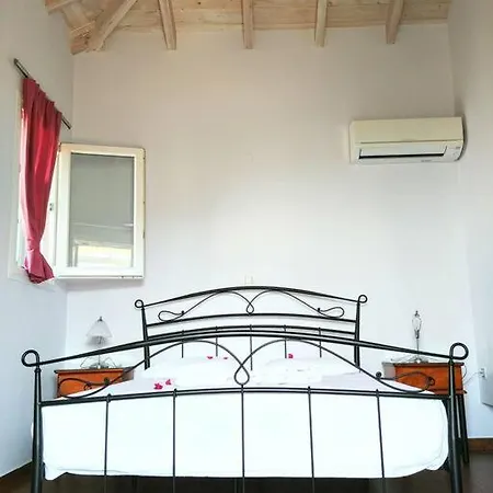 *elia*/5' From Town & Sea/ Mountain View Διαμέρισμα Φρύνι