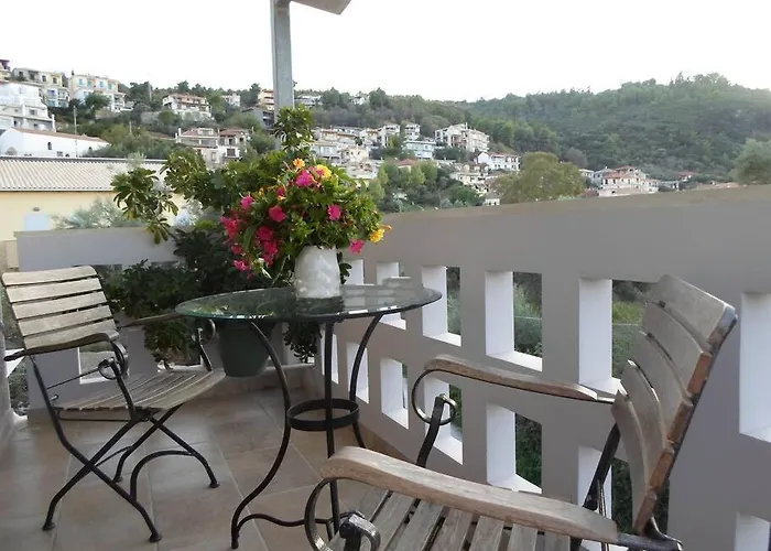 *elia*/5' From Town & Sea/ Mountain View Apartman Fríni